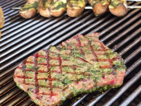 Met tuinkruiden gemarineerde flatironsteak
