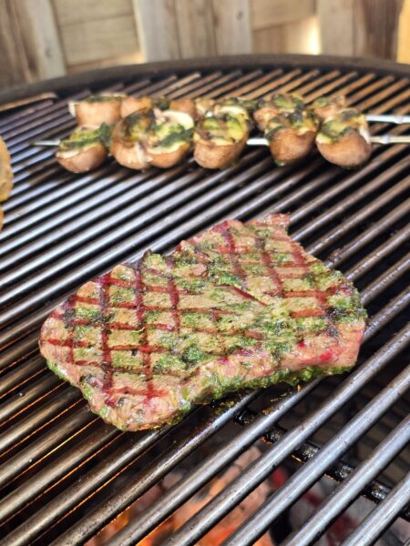 Met tuinkruiden gemarineerde flatironsteak