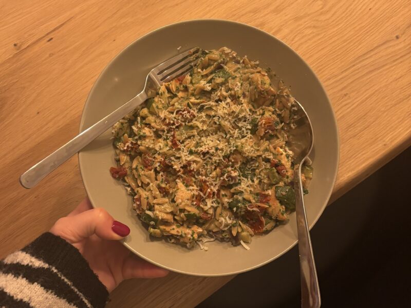 Eenpans romige orzo met kip