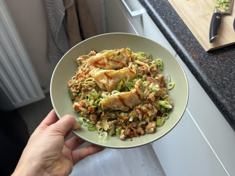 Aziatische Gyoza noodle bowl met kipgehakt en groenten
