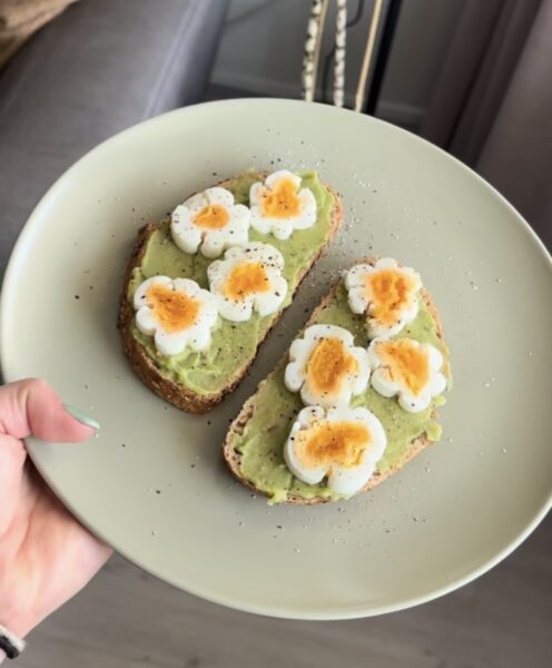 Bloemeieren op brood met avocado
