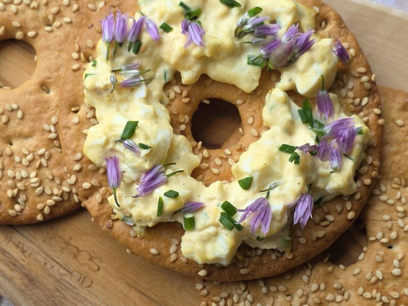 Eiersalade met bieslook & bieslookbloemetjes