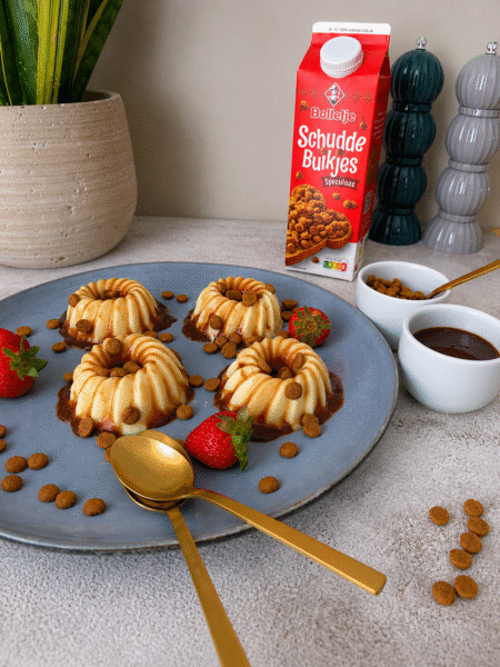 Vanilleflannetjes met chocoladesaus en schuddebuikjes