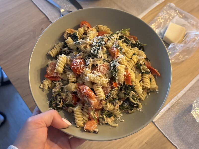 Romige pasta met gerookte makreel