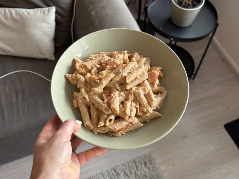 Romige pasta met warmgerookte zalm & cherrytomaten