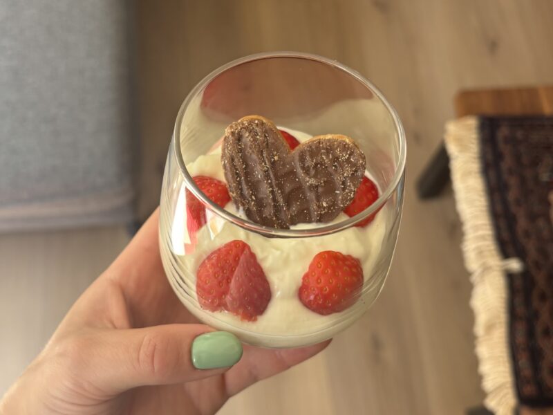 High-protein witte chocolade aardbei cheesecake bowl