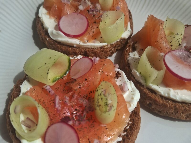 Beschuiten met Roomkaas en Zalm