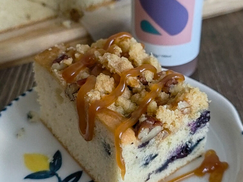 Blauwebessenplaatcake met pecannotencrumble