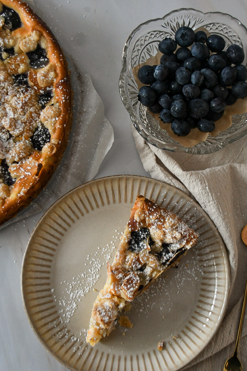 Cheesecake met blauwe bessen en amandelcrumble