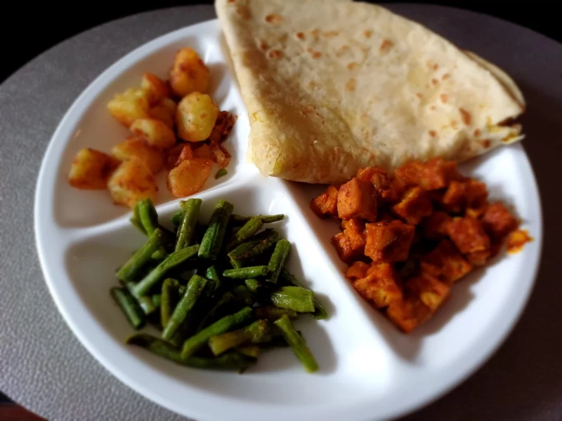 Roti met tofu en gebakken aardappeltjes