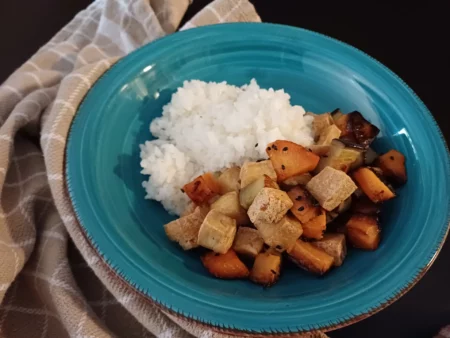 Japanse rijst met zoete aardappel en aubergine