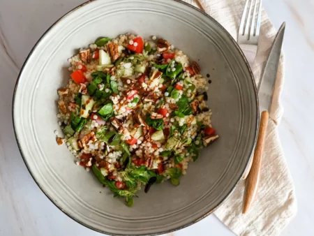 Parelcouscous salade met tomaat, komkommer en pecannoten
