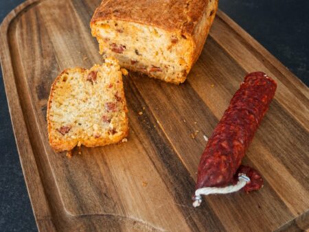 Hartige cake met chorizo en cheddar