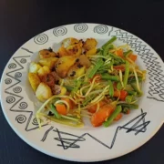 Indische groenteschotel met gebakken aardappelblokjes