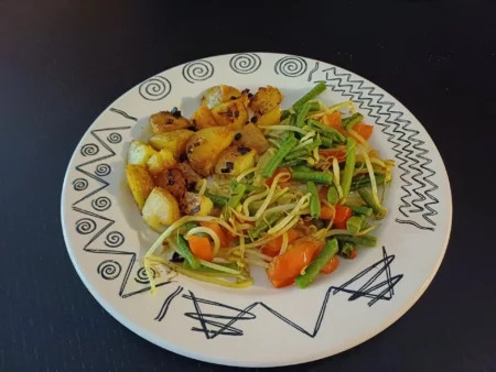 Indische groenteschotel met gebakken aardappelblokjes
