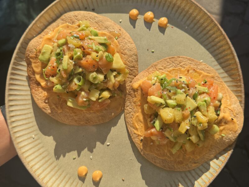 Vis tostada’s met zalm & ananas