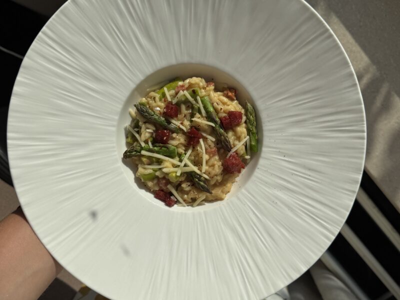 Risotto met chorizo, asperges & saffraancrème