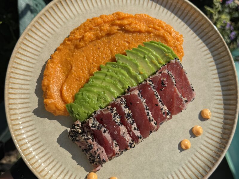 Tonijntataki met zoeteaardappelpuree en avocado