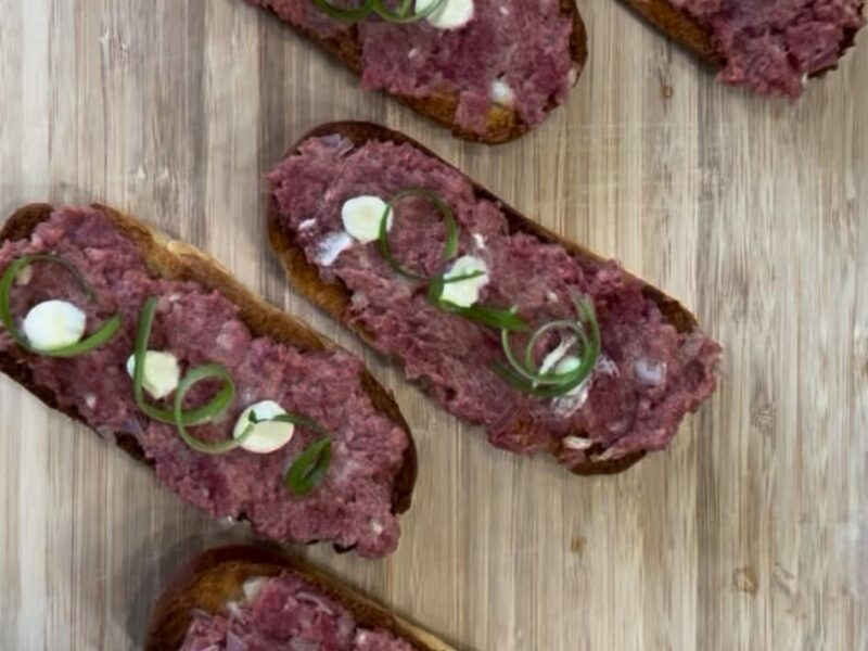 Ossenworsttartaar op crispy brioche