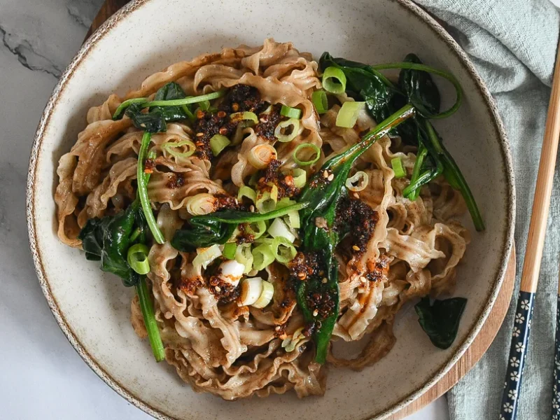 Romige crispy chili noodles met spinazie