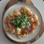 Romige gnocchi met courgette, serranoham & gekaramelliseerde ui