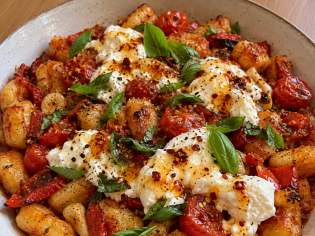 Gnocchi uit de oven met tomaat, burrata en chili-honing