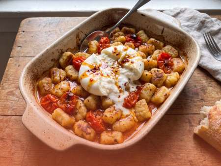 Gnocchi uit de oven met tomaat, burrata en chili-honing