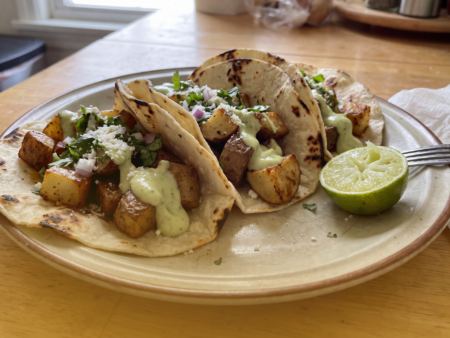 Krokante aardappeltaco’s met avocado-limoencrème