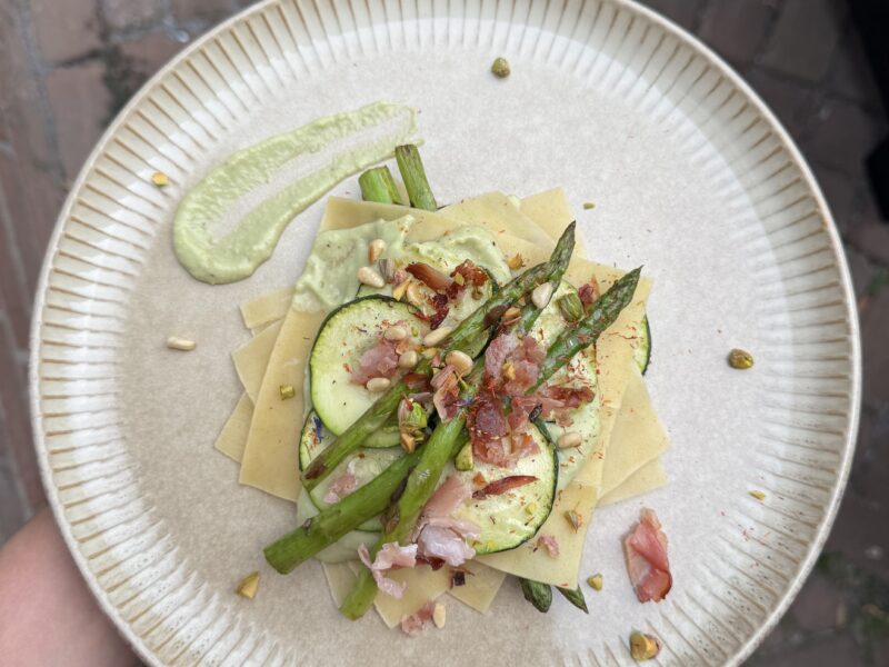 Open lasagna met pesto, bacon en groentes