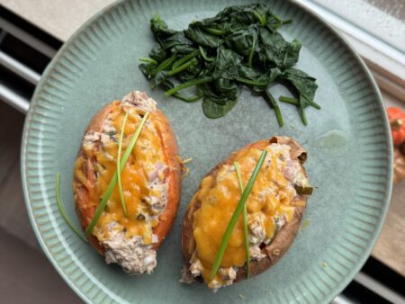 Gepofte zoete aardappel met tonijnsalade & cheddar