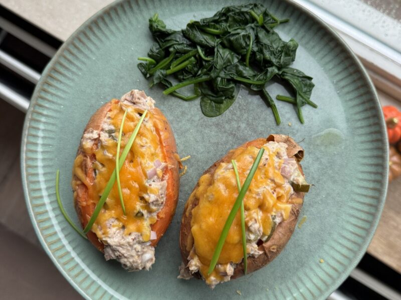 Gepofte zoete aardappel met tonijnsalade & cheddar